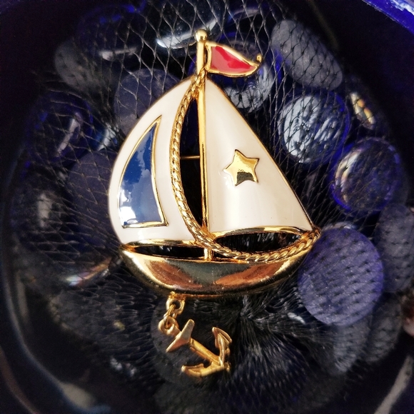 Vintage Avon Nautical Boat Brooch / Pin in Red, White & Blue - Picture 12 of 12